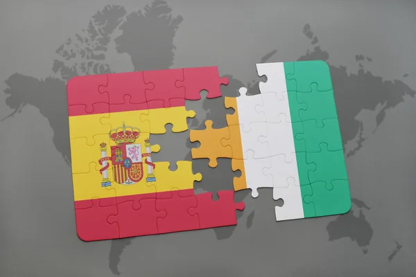 Puzzle z flagą Hiszpanii i wybrzeża wybrzeżu na tle mapy świata. — Zdjęcie stockowe