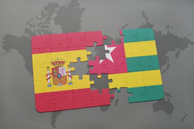İspanya ve togo dünya harita arka plan üzerinde bayrağı ile bulmaca.