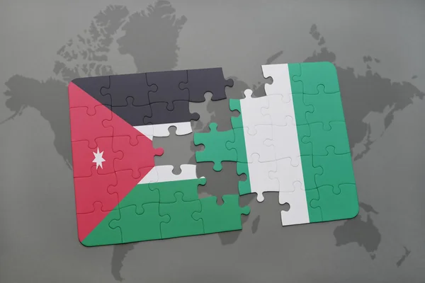 Puzzle z flagi narodowej Jordanii i Nigerii na tle mapy świata. — Zdjęcie stockowe