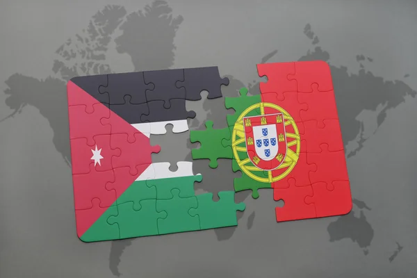 Puzzle com a bandeira nacional da Jordânia e de portugal sobre um mapa mundial de fundo . — Fotografia de Stock