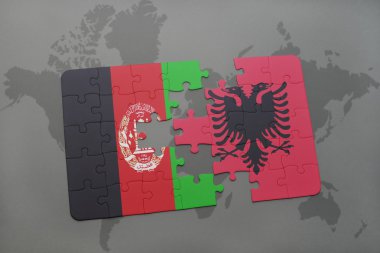 bir dünya haritası arka plan üzerinde Afganistan ve Arnavutluk ulusal bayrağı ile bulmaca.