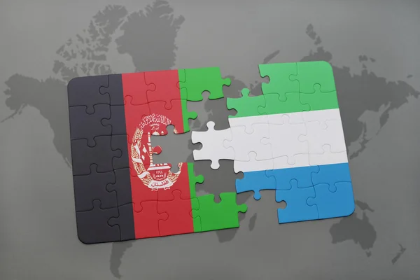 Rompecabezas con la bandera nacional de Afganistán y Sierra Leona en un mapa del mundo fondo . — Foto de Stock