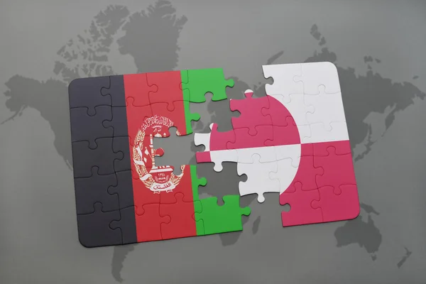 Rompecabezas con la bandera nacional de Afganistán y Groenlandia en un mapa del mundo fondo . — Foto de Stock