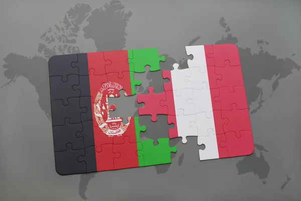 Rompecabezas con la bandera nacional de Afganistán y Perú en un mapa del mundo fondo . — Foto de Stock