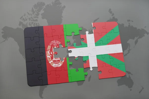 Rompecabezas con la bandera nacional de Afganistán y el país vasco en un mapa del mundo fondo . — Foto de Stock