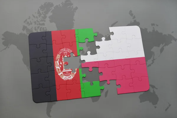 Rompecabezas con la bandera nacional de Afganistán y Polonia en un mapa del mundo fondo . — Foto de Stock