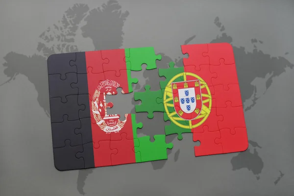 Quebra-cabeça com a bandeira nacional do Afeganistão e de portugal sobre um mapa mundial de fundo . — Fotografia de Stock