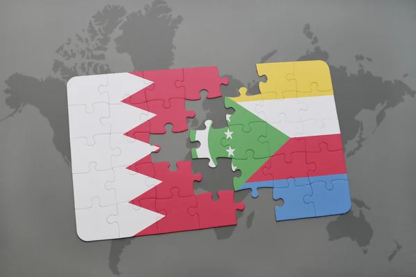 Puzzel met de nationale vlag van Bahrein en Comoren op een wereld kaart achtergrond. — Stockfoto
