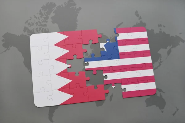 Puzzle con la bandiera nazionale di bahrain e liberia su sfondo mappa del mondo . — Foto Stock