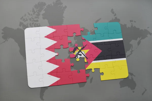 Puzzel met de nationale vlag van Bahrein en Mozambique op een wereld kaart achtergrond. — Stockfoto