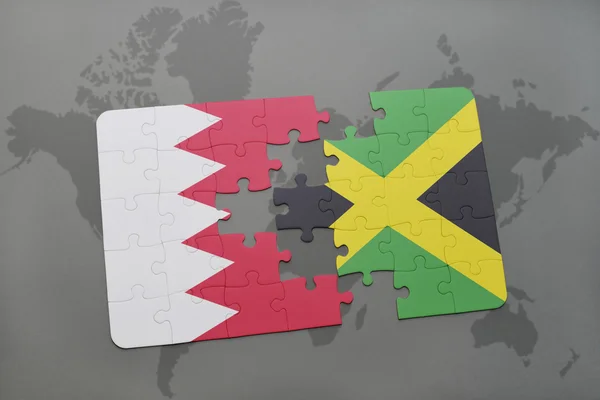 Puzzel met de nationale vlag van Bahrein en Jamaica op een wereld kaart achtergrond. — Stockfoto