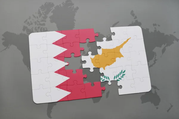 Puslespil med det nationale flag bahrain og cyprus på en verdenskort baggrund . - Stock-foto