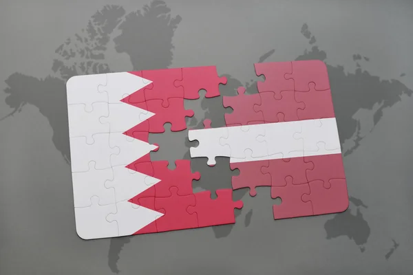 Bahreyn ve Letonya ulusal bayrak dünya harita arka plan üzerinde ile bulmaca. — Stok fotoğraf