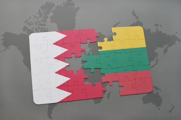 Puzzel met de nationale vlag van Bahrein en Litouwen op de achtergrond van een wereld kaart. — Stockfoto