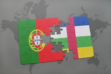 bir dünya haritası arka plan üzerinde Portekiz ve Orta Afrika Cumhuriyeti ulusal bayrağı ile bulmaca.