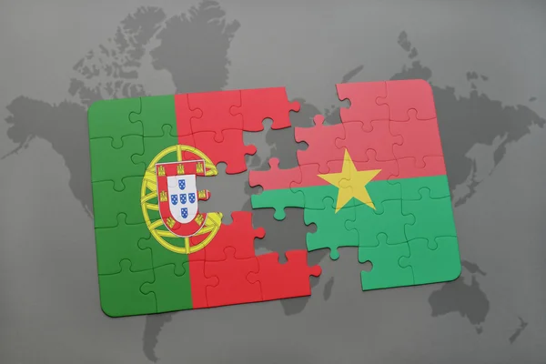 Quebra-cabeça com a bandeira nacional de portugal e burkina faso sobre um mapa mundial de fundo . — Fotografia de Stock
