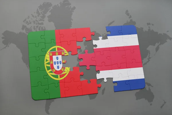 Puzzle z flagi narodowej Portugalii i Kostaryki na tle mapy świata. — Zdjęcie stockowe