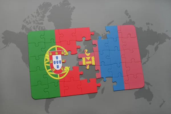 Puzzle mit der Nationalflagge Portugals und der Mongolei auf einem Weltkartenhintergrund. — Stockfoto