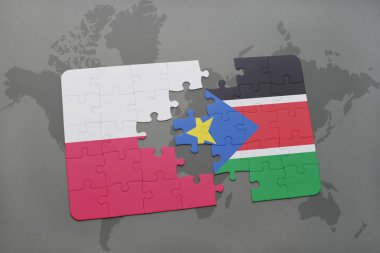 bir dünya haritası arka plan üzerinde polonya ve güney sudan ulusal bayrağı ile bulmaca. 3d illüstrasyon