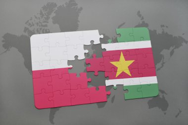 bir dünya haritası arka plan üzerinde polonya ve surinam ulusal bayrağı ile bulmaca. 3d illüstrasyon
