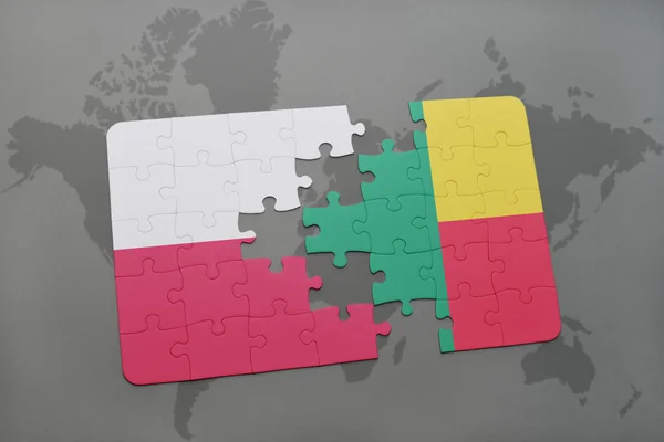 世界地図の背景にポーランドとベナンの国旗とパズル。3Dイラスト — ストック写真