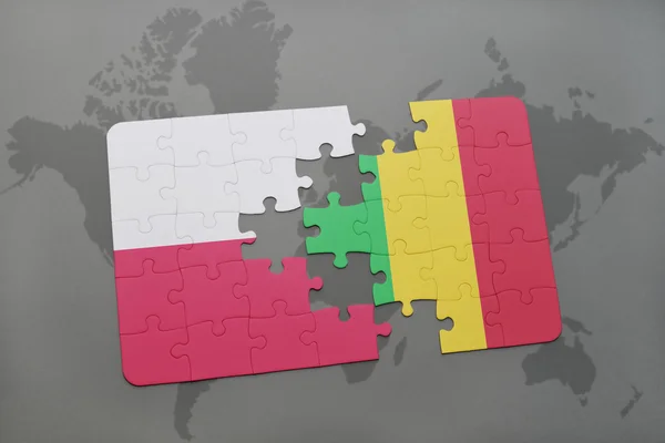 Головоломка з національним прапором Польщі та зловмисником на фоні карти світу. 3D ілюстрація — стокове фото