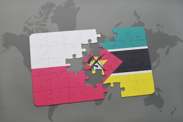 Puzzel met de nationale vlag van Polen en Mozambique op een wereld kaart achtergrond. 3D-illustratie — Stockfoto