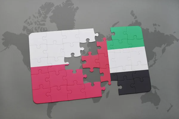 Pussel med den nationella flaggan i Polen och Förenade Arabemiraten på en världskarta bakgrund. 3D-illustration — Stockfoto