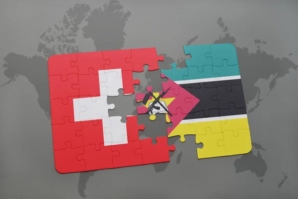 Puzzle avec le drapeau national de la Suisse et de Moscou sur un fond de carte du monde . — Photo