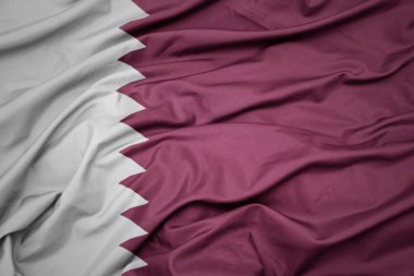 Katar 'ın renkli ulusal bayrağını sallıyor. makro çekim