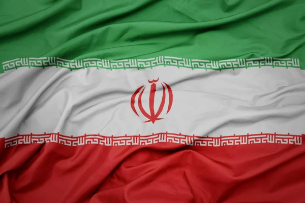 Размахивая Ярким Национальным Флагом Ирана Макроснимок — стоковое фото