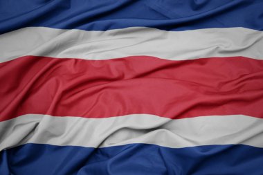 Kosta Rika 'nın renkli ulusal bayrağını sallıyor. makro çekim