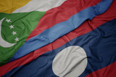 Laoların renkli bayrağı ve komoroların ulusal bayrağı sallanıyor. makro