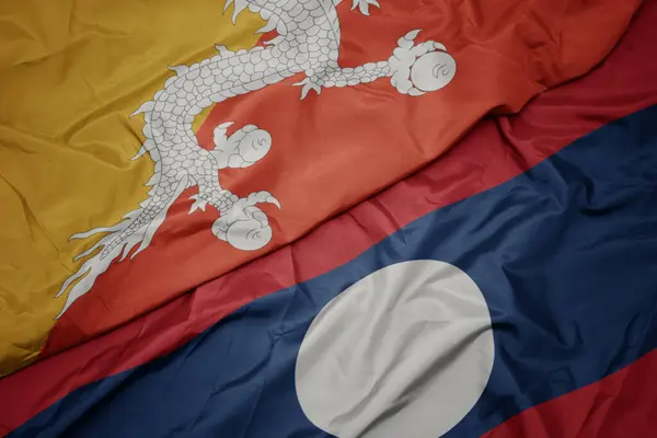 Махаючи Барвистим Прапором Лаосу Національним Прапором Бутану Макрос — стокове фото