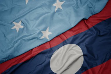 Laos 'un renkli bayrağı ve Mikronezya' nın ulusal bayrağı sallanıyor. makro
