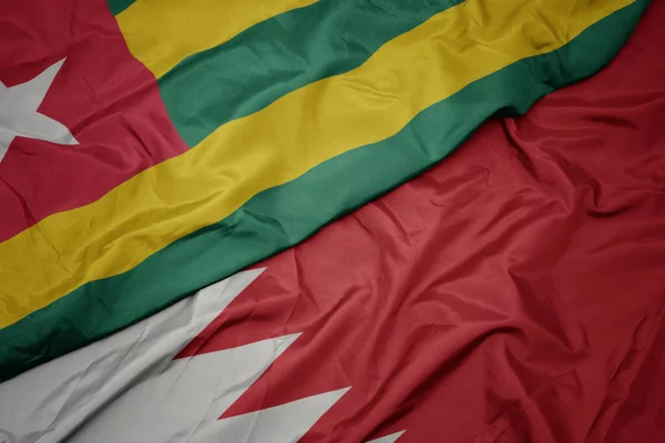 Schwenken Bunte Fahne Bahrain Und Nationalflagge Von Togo Makro — Stockfoto