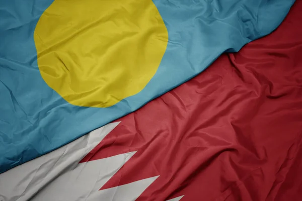 Schwenken Bunte Fahne Des Bahrains Und Nationalflagge Von Palau Makro — Stockfoto