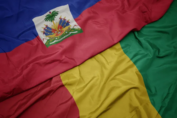 Κυματίζει Πολύχρωμη Σημαία Της Γουινέας Και Εθνική Σημαία Της Αϊτής — Φωτογραφία Αρχείου