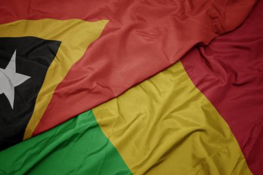 Mali 'nin renkli bayrağı ve Doğu Timor' un ulusal bayrağı sallanıyor. makro