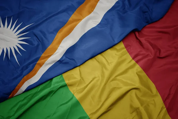 マーシャル諸島の国旗と国旗のカラフルな旗を振っています マクロ — ストック写真
