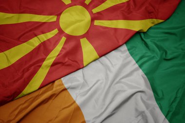 Cote Divoire 'ın renkli bayrağı ve Macedonia' nın ulusal bayrağı sallanıyor. makro