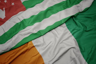 Cote Divoire 'ın renkli bayrağı ve Abhazya' nın ulusal bayrağı sallanıyor. makro