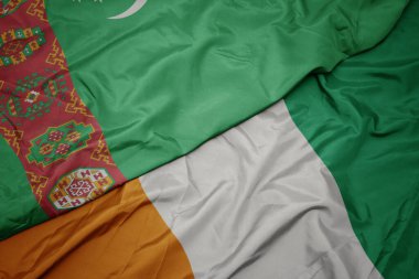 Cote Divoire 'ın renkli bayrağı ve Türkmenistan' ın ulusal bayrağı sallanıyor. makro