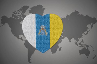 Dünya haritasının arka planında ulusal kanarya adaları bayrağı olan bir yapboz kalbi. 3B illüstrasyon