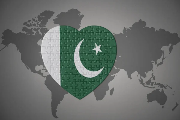 Coeur Puzzle Avec Drapeau National Pakistan Sur Fond Carte Monde — Photo