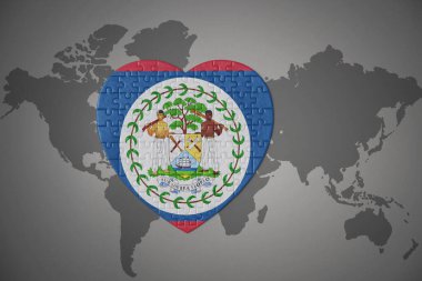 Dünya haritasının arka planında belize 'nin ulusal bayrağı olan bir bulmaca kalbi. 3B illüstrasyon