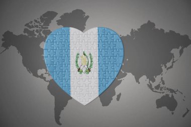 Dünya haritasında Guatemala 'nın ulusal bayrağını taşıyan bir yapboz kalbi. 3B illüstrasyon