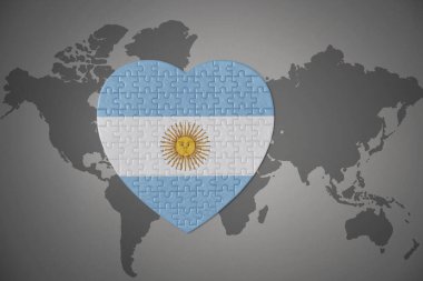 Dünya haritasının arka planında ulusal Arjantin bayrağı olan bir bulmaca kalbi. 3B illüstrasyon