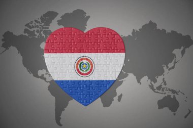 Dünya haritasının arka planında ulusal paraguay bayrağı olan bir yapboz kalbi. 3B illüstrasyon