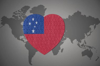 Dünya haritasının arka planında Samoa 'nın ulusal bayrağı olan bir yapboz kalbi. 3B illüstrasyon